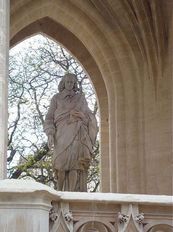 Памятник Паскалю на башне Сен-Жак в Париже